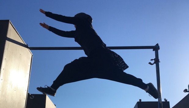 parkourpigerne springende pige