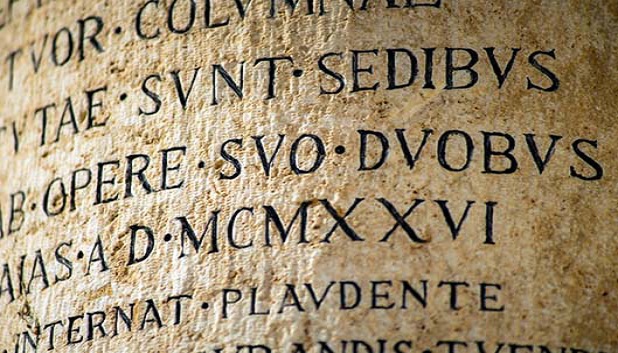 Antikkens sprog og kultur. Billede af antik skrift på latin