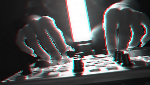 DJ & Lys fls. Billedet viser hænder, der arbejder på en DJ pult