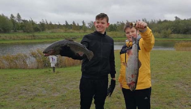 Lystfiskeri 3. To drenge står med deres fiske fangst