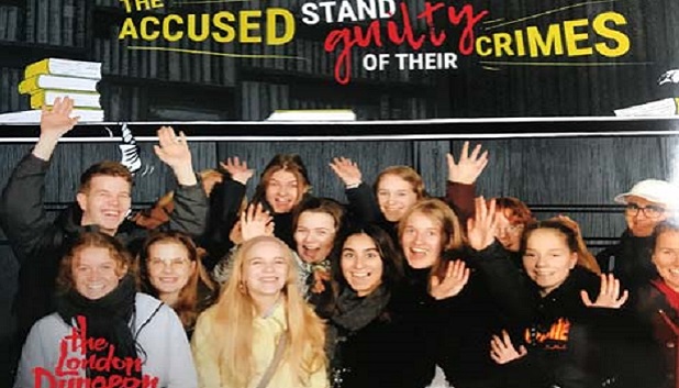 London Homestay. Gruppe af unge i The London Dungeons