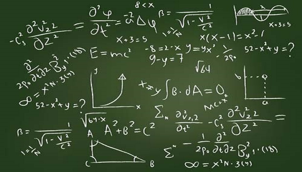 Matematik. Grøn skoletavle med ligninger