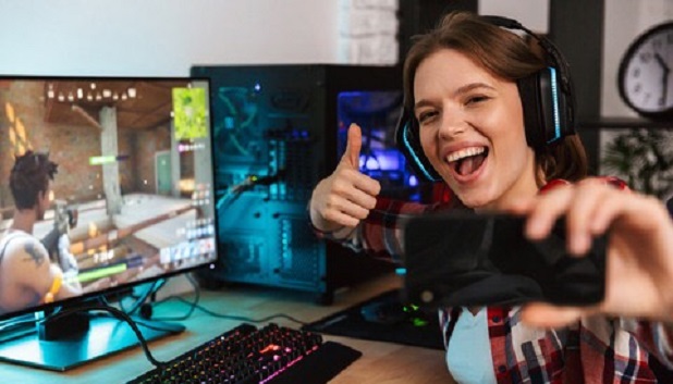 e-s5. Pige spiller på pc