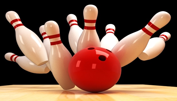 Bowling. Bowlingkugle vælter kegler