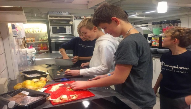 Mad. 4 personer laver mad